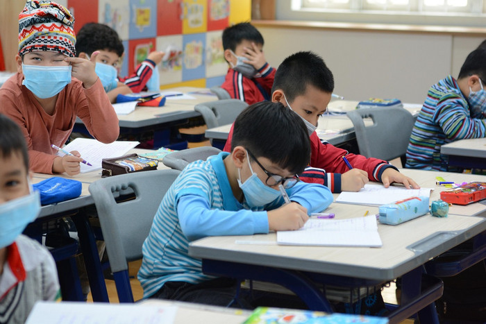 Trường Trung học cơ sở - Trung học phổ thông Lê Quý Đôn (Hà Nội) yêu cầu học sinh phải đeo khẩu trang đúng cách từ thời điểm rời nhà. (Mỗi học sinh cần trang bị ít nhất 3 khẩu trang mỗi ngày). (Ảnh minh họa: trường Nguyễn Bỉnh Khiêm)