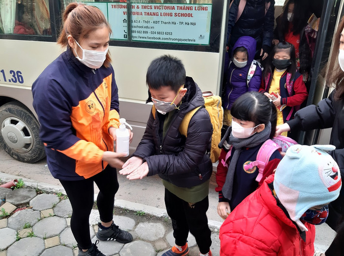 Ban giám hiệu Trường Tiểu học và Trung học cơ sở Victoria Thăng Long (Hà Nội) cho biết, các trường hợp học sinh bị sốt, phụ huynh cho con nghỉ học và đưa đi kiểm tra tại các Trung tâm y tế (Ảnh: Tố Trinh) Ban giám hiệu Trường Tiểu học và Trung học cơ sở Victoria Thăng Long (Hà Nội) cho biết, các trường hợp học sinh bị sốt, phụ huynh cho con nghỉ học và đưa đi kiểm tra tại các Trung tâm y tế (Ảnh: Tố Trinh)