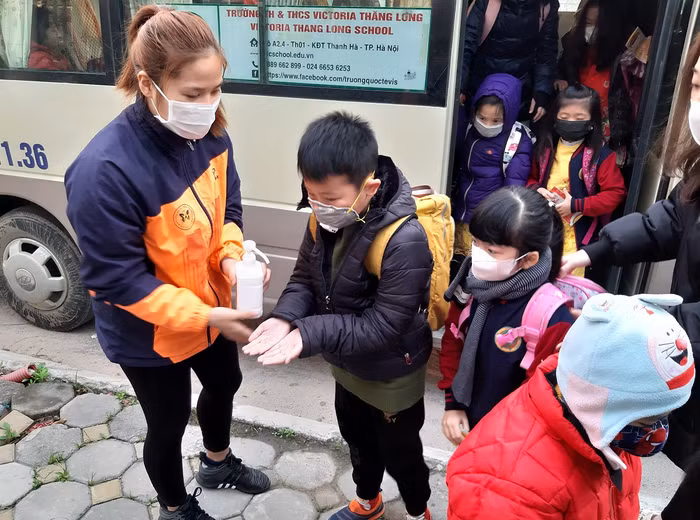Ban giám hiệu Trường Tiểu học và Trung học cơ sở Victoria Thăng Long (Hà Nội) cho biết, các trường hợp học sinh bị sốt, phụ huynh cho con nghỉ học và đưa đi kiểm tra tại các Trung tâm y tế (Ảnh: Tố Trinh) Ban giám hiệu Trường Tiểu học và Trung học cơ sở Victoria Thăng Long (Hà Nội) cho biết, các trường hợp học sinh bị sốt, phụ huynh cho con nghỉ học và đưa đi kiểm tra tại các Trung tâm y tế (Ảnh: Tố Trinh)