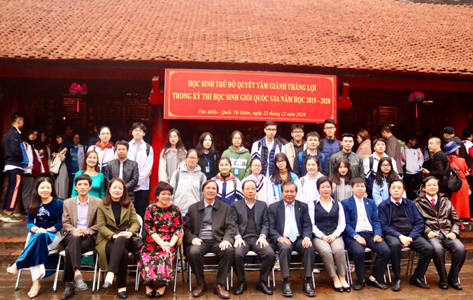 Đại diện lãnh đạo Sở Giáo dục và Đào tạo Hà Nội với các học sinh trong đội tuyển tham dự kỳ thi học sinh giỏi quốc gia năm học 2019-2020. (Ảnh: Hanoimoi) Đại diện lãnh đạo Sở Giáo dục và Đào tạo Hà Nội với các học sinh trong đội tuyển tham dự kỳ thi học sinh giỏi quốc gia năm học 2019-2020. (Ảnh: Hanoimoi)
