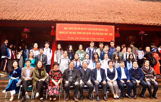 Đại diện lãnh đạo Sở Giáo dục và Đào tạo Hà Nội với các học sinh trong đội tuyển tham dự kỳ thi học sinh giỏi quốc gia năm học 2019-2020. (Ảnh: Hanoimoi)