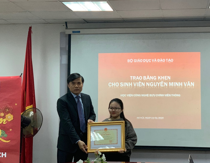 Thừa ủy quyền của Bộ trưởng Phùng Xuân Nhạ, ông Bùi Văn Linh - Vụ trưởng Vụ Giáo dục Chính trị và Công tác học sinh sinh viên (Bộ Giáo dục và Đào tạo) đã trao bằng khen của Bộ trưởng cho em Nguyễn Minh Vân (Ảnh: Thùy Linh) Thừa ủy quyền của Bộ trưởng Phùng Xuân Nhạ, ông Bùi Văn Linh - Vụ trưởng Vụ Giáo dục Chính trị và Công tác học sinh sinh viên (Bộ Giáo dục và Đào tạo) đã trao bằng khen của Bộ trưởng cho em Nguyễn Minh Vân (Ảnh: Thùy Linh)