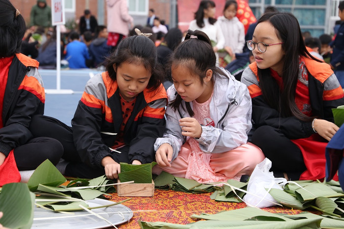 Đối với học sinh được tập gói bánh chưng là một trải nghiệm thú vị.( Ảnh nhà trường cung cấp) Đối với học sinh được tập gói bánh chưng là một trải nghiệm thú vị.( Ảnh nhà trường cung cấp)