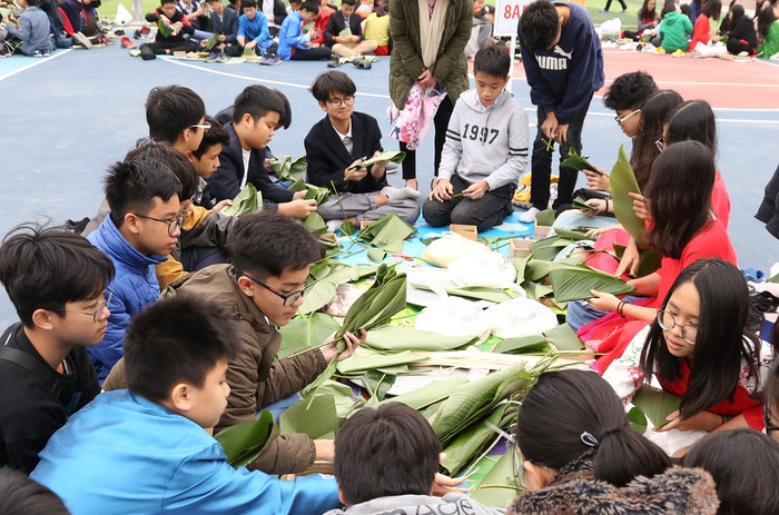 Trong lễ hội, các em học sinh được tham gia gói bánh chưng (Ảnh nhà trường cung cấp) Trong lễ hội, các em học sinh được tham gia gói bánh chưng (Ảnh nhà trường cung cấp)