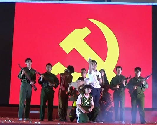 Tiết mục Từ ấy – 11A3