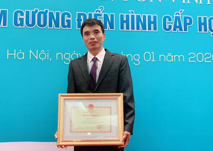 Khi mới bước chân vào nghề, thầy Hiệu không được phụ huynh ủng hộ, thậm chí nhiều phụ huynh còn viết đơn yêu cầu nhà trường phải để cô giáo dạy con họ. (Ảnh: Thùy Linh) Khi mới bước chân vào nghề, thầy Hiệu không được phụ huynh ủng hộ, thậm chí nhiều phụ huynh còn viết đơn yêu cầu nhà trường phải để cô giáo dạy con họ. (Ảnh: Thùy Linh)