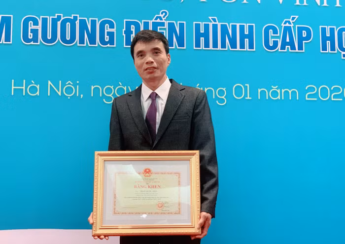 Khi mới bước chân vào nghề, thầy Hiệu không được phụ huynh ủng hộ, thậm chí nhiều phụ huynh còn viết đơn yêu cầu nhà trường phải để cô giáo dạy con họ. (Ảnh: Thùy Linh)