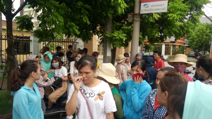 Mấy ngày này, các thầy cô thuộc diện bị chấm dứt hợp đồng đang rất buồn và thất vọng (ảnh do bạn đọc cung cấp). Mấy ngày này, các thầy cô thuộc diện bị chấm dứt hợp đồng đang rất buồn và thất vọng (ảnh do bạn đọc cung cấp).
