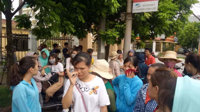 Mấy ngày này, các thầy cô thuộc diện bị chấm dứt hợp đồng đang rất buồn và thất vọng (ảnh do bạn đọc cung cấp).