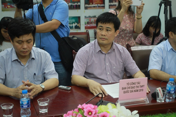 Ông Sái Công Hồng, Phó Cục trưởng Cục Quản lý chất lượng của Bộ Giáo dục và Đào tạo (ở giữa - ảnh Trinh Phúc). Ông Sái Công Hồng, Phó Cục trưởng Cục Quản lý chất lượng của Bộ Giáo dục và Đào tạo (ở giữa - ảnh Trinh Phúc).