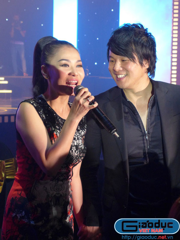 Thanh Bùi và Thu Minh sẽ tiếp tục tái ngộ khán giả trong chương trình "Duyên dáng Việt Nam", sắp diễn ra vào ngày 10/01 tới đây. Được biết chính vì chuẩn bị cho chương trình này nên Thanh Bùi phải hoãn việc hưởng tuần trăng mật cùng vợ. Thanh Bùi và Thu Minh sẽ tiếp tục tái ngộ khán giả trong chương trình "Duyên dáng Việt Nam", sắp diễn ra vào ngày 10/01 tới đây. Được biết chính vì chuẩn bị cho chương trình này nên Thanh Bùi phải hoãn việc hưởng tuần trăng mật cùng vợ.