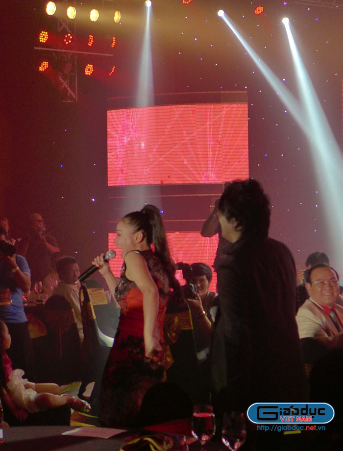 Giọng ca của nam ca sĩ Thanh Bùi từ từ cất lên, anh xuất hiện hàng ghế khách mời khiến mọi người vô cùng thích thú. Giọng ca của nam ca sĩ Thanh Bùi từ từ cất lên, anh xuất hiện hàng ghế khách mời khiến mọi người vô cùng thích thú.