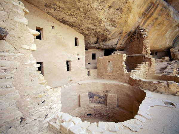 Mesa Verde, Colorado (Mỹ) Hơn 600 ngôi nhà trên vách đá được tổ tiên người Pueblo (còn gọi là người Anasazi) tạo ra. Chúng nằm rải rác khắp công viên quốc gia Mesa Verde ở Colorado, Mỹ. Người Anasazi đến vùng này vào đầu năm 550 sau CN, xây dựng nhà cửa và trồng trọt trên những ngọn núi. Khoảng năm 1150, họ bắt đầu di chuyển nhà vào những hẻm núi. Hầu hết ngôi nhà đều có diện tích nhỏ, nhưng một vài ngôi có diện tích lớn và có thể chứa 250 người. Mesa Verde, Colorado (Mỹ) Hơn 600 ngôi nhà trên vách đá được tổ tiên người Pueblo (còn gọi là người Anasazi) tạo ra. Chúng nằm rải rác khắp công viên quốc gia Mesa Verde ở Colorado, Mỹ. Người Anasazi đến vùng này vào đầu năm 550 sau CN, xây dựng nhà cửa và trồng trọt trên những ngọn núi. Khoảng năm 1150, họ bắt đầu di chuyển nhà vào những hẻm núi. Hầu hết ngôi nhà đều có diện tích nhỏ, nhưng một vài ngôi có diện tích lớn và có thể chứa 250 người.
