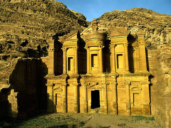 Petra, Tây Nam Jordan Nằm trên sườn núi Hor của Jordan, Petra nổi tiếng vì công trình kiến trúc kỳ lạ tạo ra bởi đền đài, lăng tẩm, nhà hát… được khắc sâu vào vách đá. Thành cổ nằm giấu mình trong dãy núi đá đỏ này là một tàn tích thực sự làm say đắm lòng người với hàng trăm lăng mộ được chạm khắc tinh vi trên vách đá. Sự pha trộn giữa kiến trúc phương Đông truyền thống và Hy lạp cổ của tàn tích được thể hiện rõ nét qua ngôi đền thờ từ thế kỷ 13, tu viện Ad Deir và ngôi đền mang tên kho báu Al Khazneh. Petra, Tây Nam Jordan Nằm trên sườn núi Hor của Jordan, Petra nổi tiếng vì công trình kiến trúc kỳ lạ tạo ra bởi đền đài, lăng tẩm, nhà hát… được khắc sâu vào vách đá. Thành cổ nằm giấu mình trong dãy núi đá đỏ này là một tàn tích thực sự làm say đắm lòng người với hàng trăm lăng mộ được chạm khắc tinh vi trên vách đá. Sự pha trộn giữa kiến trúc phương Đông truyền thống và Hy lạp cổ của tàn tích được thể hiện rõ nét qua ngôi đền thờ từ thế kỷ 13, tu viện Ad Deir và ngôi đền mang tên kho báu Al Khazneh.