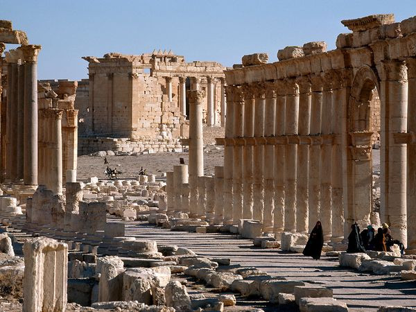 Palmyra, Syria Có bằng chứng cho thấy thành phố cổ Palmyra (hay còn gọi là Tadmor) tồn tại từ thế kỷ 19 trước Công nguyên. Nó có ảnh hưởng lớn vào khoảng năm 300 trước CN, khi các đoàn người đi buôn bắt đầu sử dụng nó như một điểm dừng chân giữa Lưỡng Hà và Ba Tư. Vị trí chiến lược và sự phồn thịnh của Palmyra đã thu hút sự quan tâm của người La Mã, những người nắm quyền kiểm soát thành phố này vào thế kỷ thứ nhất sau Công nguyên. Palmyra, Syria Có bằng chứng cho thấy thành phố cổ Palmyra (hay còn gọi là Tadmor) tồn tại từ thế kỷ 19 trước Công nguyên. Nó có ảnh hưởng lớn vào khoảng năm 300 trước CN, khi các đoàn người đi buôn bắt đầu sử dụng nó như một điểm dừng chân giữa Lưỡng Hà và Ba Tư. Vị trí chiến lược và sự phồn thịnh của Palmyra đã thu hút sự quan tâm của người La Mã, những người nắm quyền kiểm soát thành phố này vào thế kỷ thứ nhất sau Công nguyên.