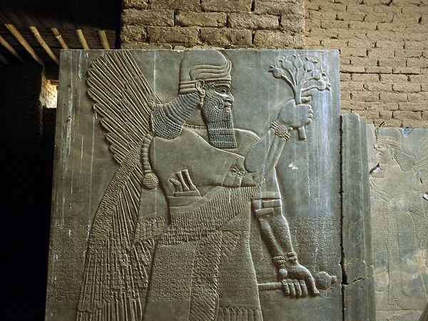 Nimrud, Iraq Nimrud nằm ở phía Bắc Iraq, từng là thủ đô của đế chế Assyrian. Được xem là những kẻ khát máu và tàn bạo, người Assyrian xuất hiện vào khoảng thế kỷ 14 trước CN và thống trị vùng Trung Đông khoảng 1.000 năm. Nimrud và đế chế Assyrian lụn bại nhanh chóng vào năm 612 trước CN, sau khi thành phố anh em của Nimrud là Nineveh rơi vào tay Babylon. Nimrud, Iraq Nimrud nằm ở phía Bắc Iraq, từng là thủ đô của đế chế Assyrian. Được xem là những kẻ khát máu và tàn bạo, người Assyrian xuất hiện vào khoảng thế kỷ 14 trước CN và thống trị vùng Trung Đông khoảng 1.000 năm. Nimrud và đế chế Assyrian lụn bại nhanh chóng vào năm 612 trước CN, sau khi thành phố anh em của Nimrud là Nineveh rơi vào tay Babylon.