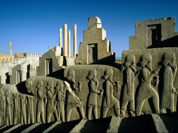 Persepolis, Iran Thành phố cổ Persepolis của Iran thời hiện đại là một trong 4 thủ đô của đế chế Ba Tư phát triển rực rỡ. Được xây dựng khoảng năm 520 trước CN, thành phố này là biểu tượng cho sự giàu có của đế chế Ba Tư, với nền kiến trúc to lớn, công trình xa hoa với vàng bạc và các tác phẩm điêu khắc tuyệt đẹp (như hình trên). Đế chế Ba Tư kéo dài từ năm 550 trước CN đến năm 330 sau CN, khi Alexander Đại đế lật đổ triều đại cầm quyền Archaemenid và thiêu hủy Persepolis thành đống tro tàn. Persepolis, Iran Thành phố cổ Persepolis của Iran thời hiện đại là một trong 4 thủ đô của đế chế Ba Tư phát triển rực rỡ. Được xây dựng khoảng năm 520 trước CN, thành phố này là biểu tượng cho sự giàu có của đế chế Ba Tư, với nền kiến trúc to lớn, công trình xa hoa với vàng bạc và các tác phẩm điêu khắc tuyệt đẹp (như hình trên). Đế chế Ba Tư kéo dài từ năm 550 trước CN đến năm 330 sau CN, khi Alexander Đại đế lật đổ triều đại cầm quyền Archaemenid và thiêu hủy Persepolis thành đống tro tàn.