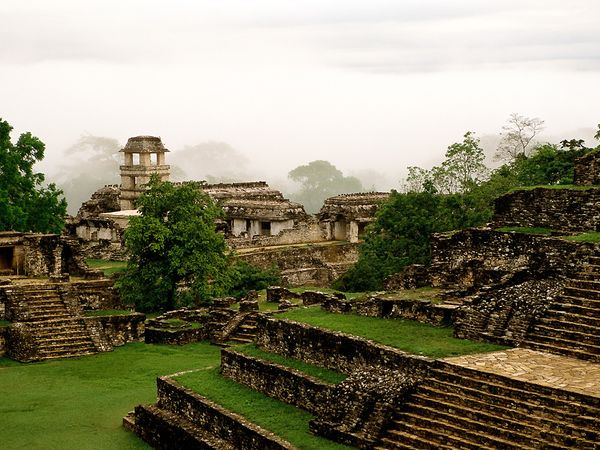 Palenque, Mexico Những người Maya đầu tiên đã bắt đầu định cư ở khu rừng rậm rạp của vùng Tây Nam Mexico và Guatemala 3.000 năm trước. Trong khoảng 1.400 năm, các khu dân cư phát triển khắp vùng với những công trình như Tikal và Palenque (ảnh trên), mở rộng thành một thành phố lớn và rực rỡ. Palenque, Mexico Những người Maya đầu tiên đã bắt đầu định cư ở khu rừng rậm rạp của vùng Tây Nam Mexico và Guatemala 3.000 năm trước. Trong khoảng 1.400 năm, các khu dân cư phát triển khắp vùng với những công trình như Tikal và Palenque (ảnh trên), mở rộng thành một thành phố lớn và rực rỡ.