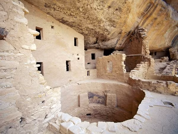Mesa Verde, Colorado (Mỹ) Hơn 600 ngôi nhà trên vách đá được tổ tiên người Pueblo (còn gọi là người Anasazi) tạo ra. Chúng nằm rải rác khắp công viên quốc gia Mesa Verde ở Colorado, Mỹ. Người Anasazi đến vùng này vào đầu năm 550 sau CN, xây dựng nhà cửa và trồng trọt trên những ngọn núi. Khoảng năm 1150, họ bắt đầu di chuyển nhà vào những hẻm núi. Hầu hết ngôi nhà đều có diện tích nhỏ, nhưng một vài ngôi có diện tích lớn và có thể chứa 250 người.