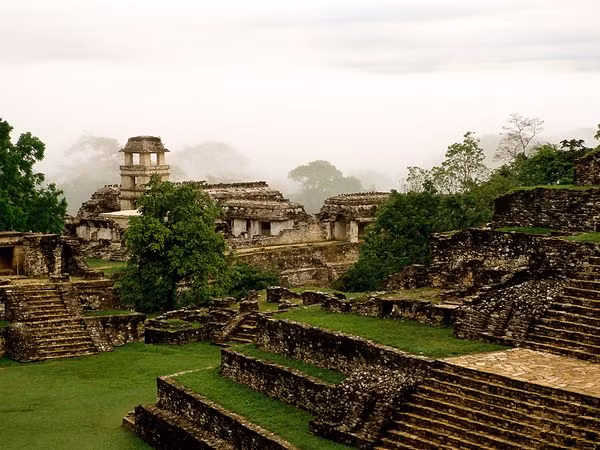 Palenque, Mexico Những người Maya đầu tiên đã bắt đầu định cư ở khu rừng rậm rạp của vùng Tây Nam Mexico và Guatemala 3.000 năm trước. Trong khoảng 1.400 năm, các khu dân cư phát triển khắp vùng với những công trình như Tikal và Palenque (ảnh trên), mở rộng thành một thành phố lớn và rực rỡ.