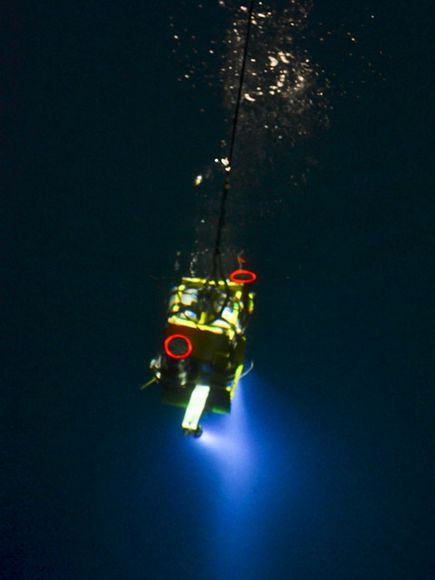 Thiết bị quay shimp đang được đưa xuống đáy biển để tiếp cận xác tàu Thiết bị quay shimp đang được đưa xuống đáy biển để tiếp cận xác tàu