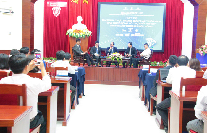 Các đại biểu, chuyên gia, giáo viên cùng chia sẻ về những khó khăn trong hoạt động giảng dạy khởi nghiệp bậc phổ thông. Ảnh: AN