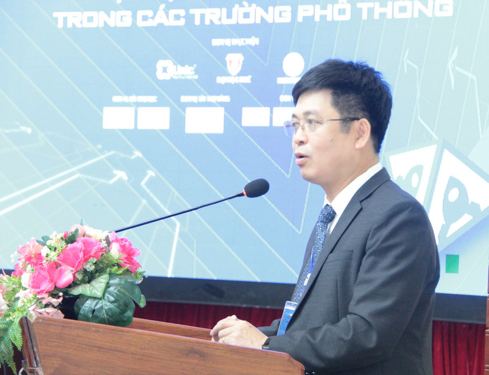 Ông Nguyễn Xuân Thành - Vụ trưởng Vụ giáo dục phổ thông (Bộ Giáo dục và Đào tạo) chia sẻ về hoạt động khởi nghiệp trong nhà trường phổ thông. Ảnh: AN