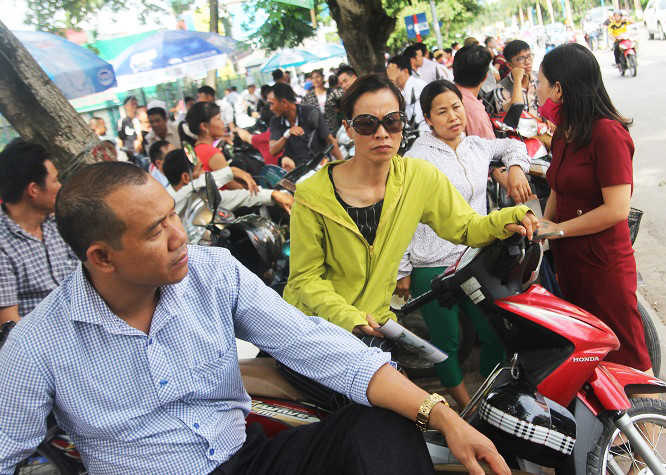 Đưa con đi thi đại học nhưng phụ huynh lo 4 năm sau con thất nghiệp Đưa con đi thi đại học nhưng phụ huynh lo 4 năm sau con thất nghiệp