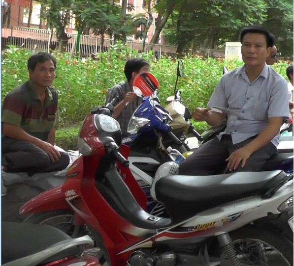 Những ánh mắt lo lắng hằn trên khuôn mặt sương gió của các bậc phụ huynh luôn ngóng trông vào cánh cổng trường. Những ánh mắt lo lắng hằn trên khuôn mặt sương gió của các bậc phụ huynh luôn ngóng trông vào cánh cổng trường.