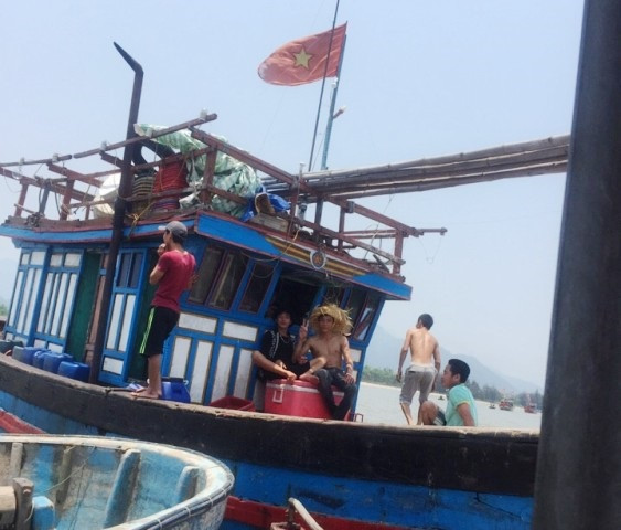 Tàu cá QB - 93917.TS cùng các thành viên trước khi ra khơi