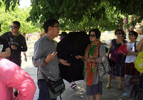 Xue Chun Zhe xuyên tạc lịch sử Việt Nam khi dẫn đoàn khách Trung Quốc tham quan chùa Linh Ứng. Ảnh: Hướng dẫn viên du lịch tiếng Trung cung cấp. (Nguồn: VnExpress.net). Xue Chun Zhe xuyên tạc lịch sử Việt Nam khi dẫn đoàn khách Trung Quốc tham quan chùa Linh Ứng. Ảnh: Hướng dẫn viên du lịch tiếng Trung cung cấp. (Nguồn: VnExpress.net).