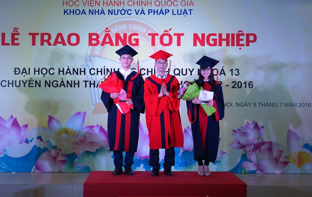 Trưởng khoa Nhà nước và pháp luật trao tặng phần thưởng cho Thủ khoa, Á khoa vì những thành tích xuất sắc trong học tập.