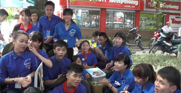 Phút nghỉ ngơi của các bạn sinh viên, những tiếng đàn, tiếng hát luôn cất lên, xua tan mọi mệt mỏi.