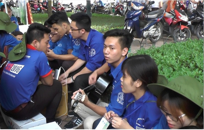 Các bạn sinh viên tình nguyện vỗ tay chào đón những thí sinh hoàn thành bài thi.