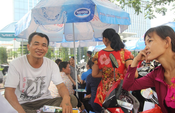 Điểm mới của kỳ thi năm nay khiến phụ huynh ai nấy cũng phấn khởi (Ảnh: Thùy Linh) Điểm mới của kỳ thi năm nay khiến phụ huynh ai nấy cũng phấn khởi (Ảnh: Thùy Linh)