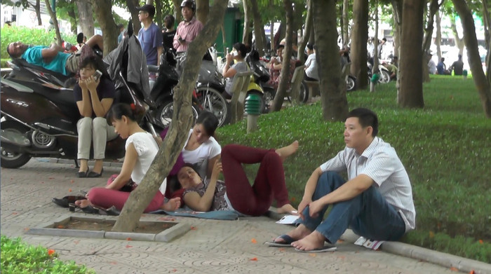 Nhiều phụ huynh rải chiếu nghỉ ngơi kiên nhẫn chờ con. Nhiều phụ huynh rải chiếu nghỉ ngơi kiên nhẫn chờ con.