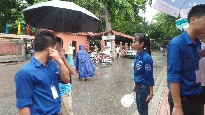 Dù trời mưa các bạn thanh niên tình nguyện vẫn luôn cố gắng hoàn thành công việc của mình