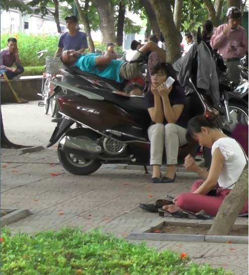 Ngả lưng yên tâm ngủ sau khi con đã vào phòng thi. Ngả lưng yên tâm ngủ sau khi con đã vào phòng thi.