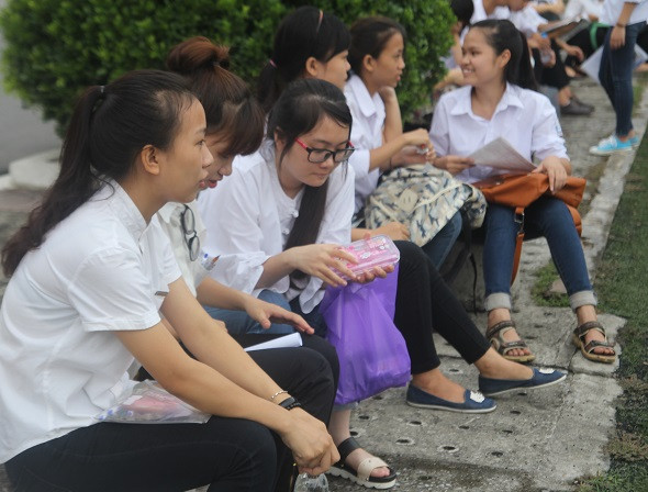 Thí sinh không bỏ tiền lệ phí xét tuyển vào phong bì chứa hồ sơ xét tuyển, tiền lệ phí xét tuyển được Bưu điện thu riêng (Ảnh: Thùy Linh)