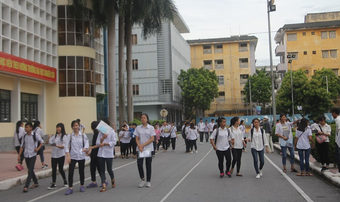 Bộ Giáo dục sẽ công bố phổ điểm, điểm sàn xét tuyển Đại học vào ngày 28/7 (Ảnh: Thùy Linh)