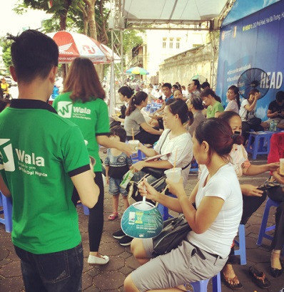 Phụ huynh thấy phấn khởi trong kỳ thi năm nay một phần là do sự tận tình, chu đáo của các nhà tài trợ, đội ngũ sinh viên tình nguyện Phụ huynh thấy phấn khởi trong kỳ thi năm nay một phần là do sự tận tình, chu đáo của các nhà tài trợ, đội ngũ sinh viên tình nguyện