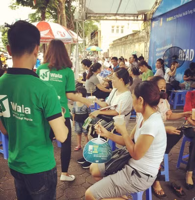 Phụ huynh thấy phấn khởi trong kỳ thi năm nay một phần là do sự tận tình, chu đáo của các nhà tài trợ, đội ngũ sinh viên tình nguyện