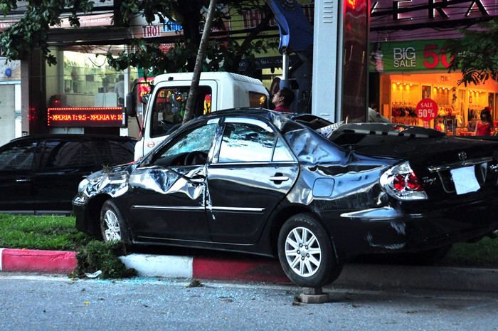 Chiếc xe chỉ dừng lại khi đâm phải cột đèn Chiếc xe chỉ dừng lại khi đâm phải cột đèn