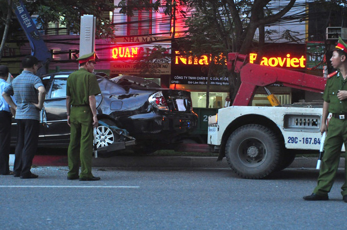 Cơ quan chức năng đang đưa chiếc xe về phường để điều tra làm rõ sự việc Cơ quan chức năng đang đưa chiếc xe về phường để điều tra làm rõ sự việc