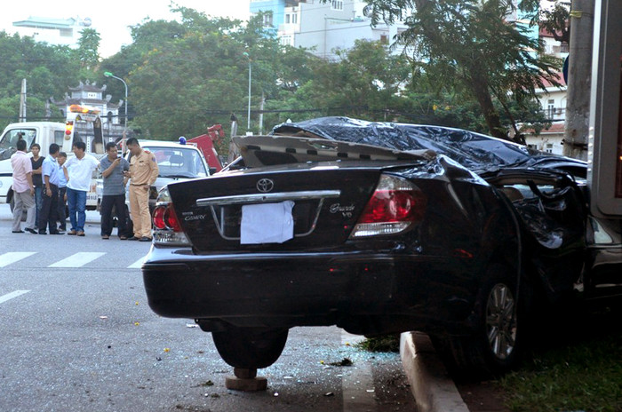Hiện trường vụ tai nạn tại ngã ba Nguyễn Khánh Toàn... Hiện trường vụ tai nạn tại ngã ba Nguyễn Khánh Toàn...