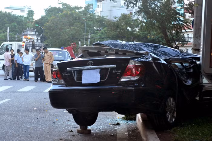 Hiện trường vụ tai nạn tại ngã ba Nguyễn Khánh Toàn...