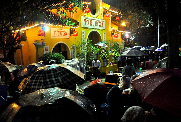 Buổi lễ vẫn diễn ra bình thường và trong không khí trang nghiêm.