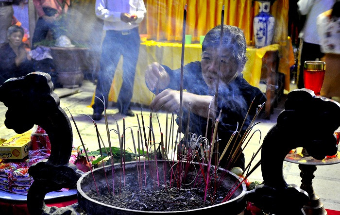 Thắp hương, chắp tay cầu khấn với lòng thành kính hướng về ngày lễ Vu Lan – Báo hiếu...