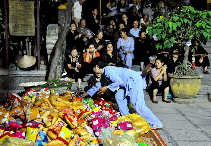 Bênh cạnh những mâng cao cỗ đầy, những lương thực phẩm như: Bánh mỳ, kẹo, bánh… cũng được chuẩn bị cho tất cả các cô hồn.