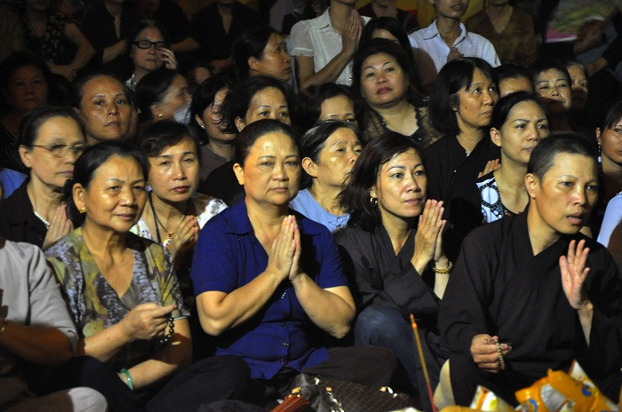 Hàng trăm người đã về chùa từ sớm và ngồi tại sân chùa để chờ tới giờ làm lễ